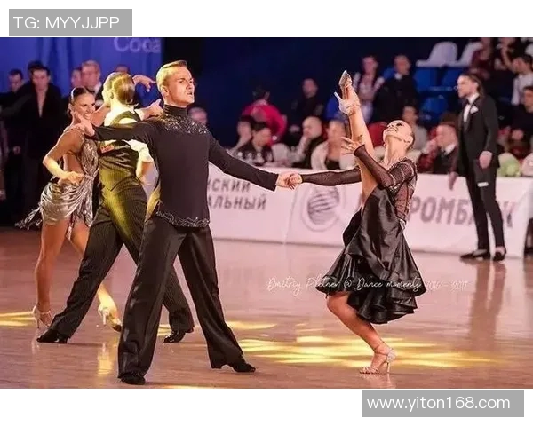 足球场上的舞者：明星球员瞬间的优雅与力量交织的精彩瞬间